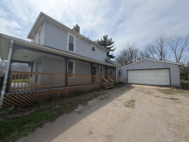 Building Photo - 1323 Lake Dr