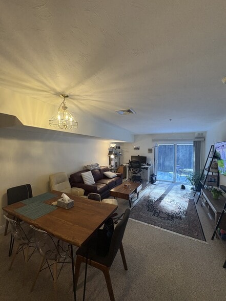 Building Photo - 26 Greenleaves Dr