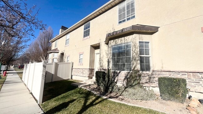 Building Photo - 3 Bedroom/2.5 Bathroom Townhome in Riverton