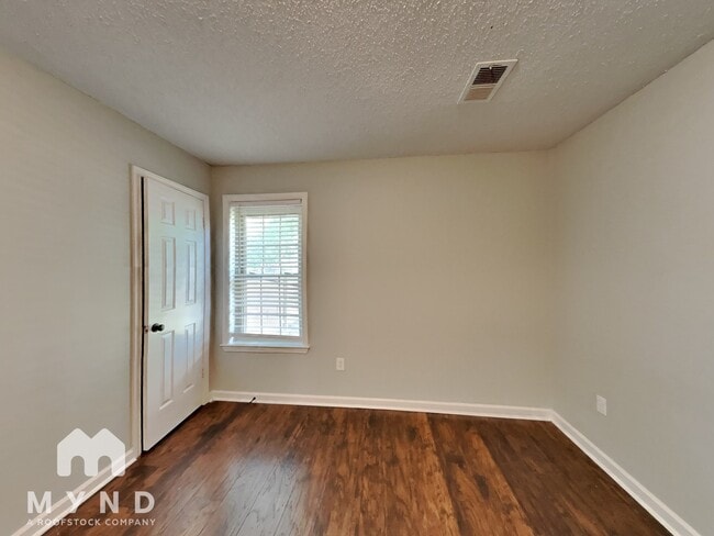 Building Photo - 5704 Ingleside Dr