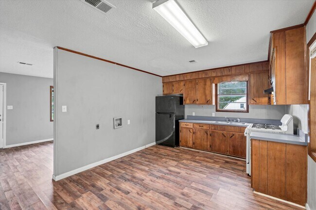 Building Photo - 3 Bedroom Home Across from JHS
