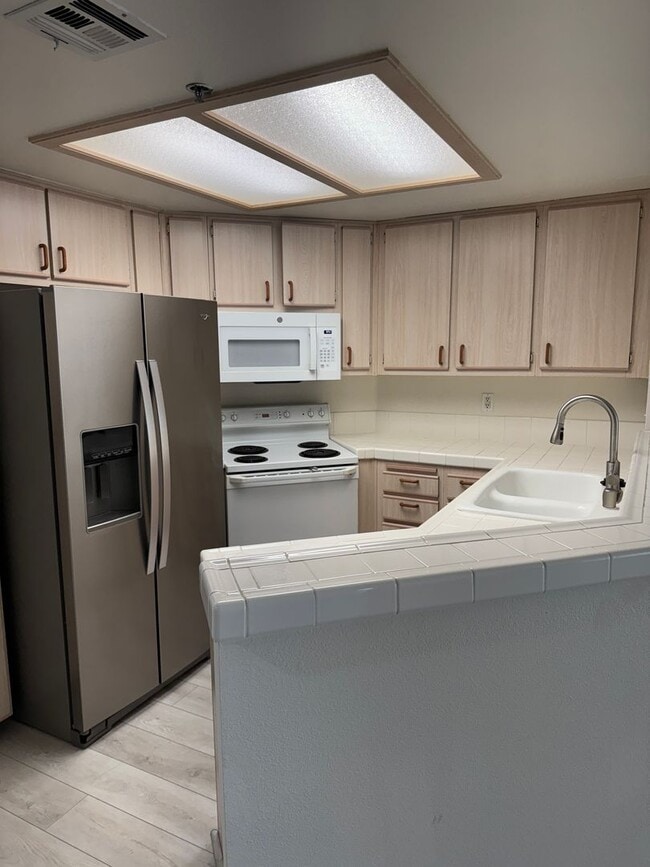 Building Photo - 1 bedroom 1 ba in Mission Valley, Availabl...