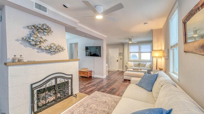 Building Photo - 120 N Newport Ave