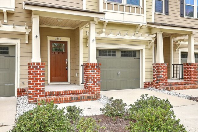 Building Photo - Spacious Mt. Pleasant Townhome!