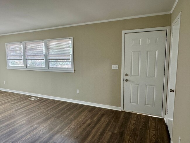 Building Photo - 3 Bedroom in Forest Hills !