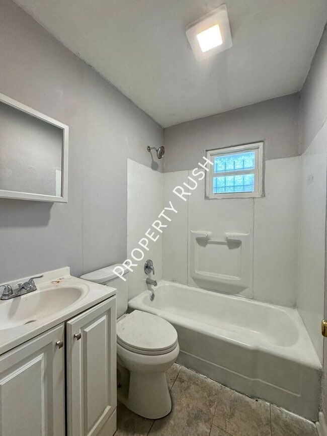 Building Photo - 708 W 47th St