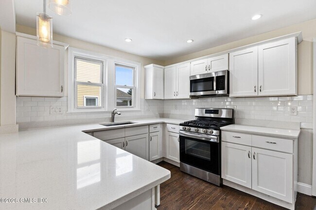 Building Photo - 10 Artic St