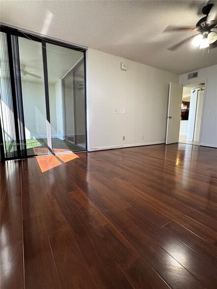 Building Photo - 110 Lake Emerald Dr
