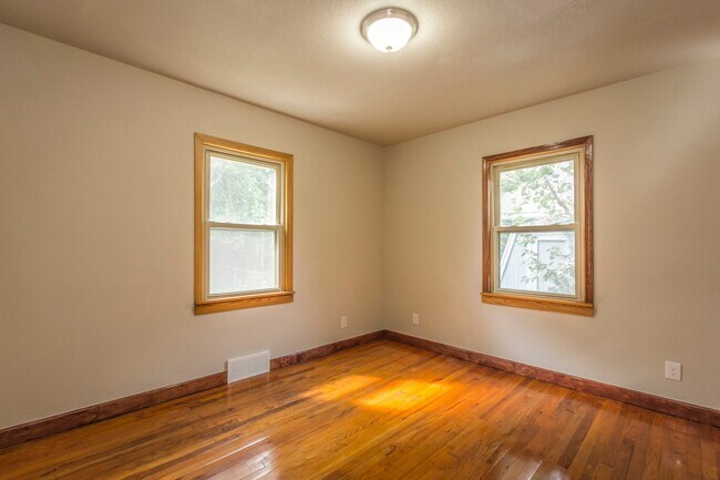 Building Photo - Cozy 2 Bedroom House