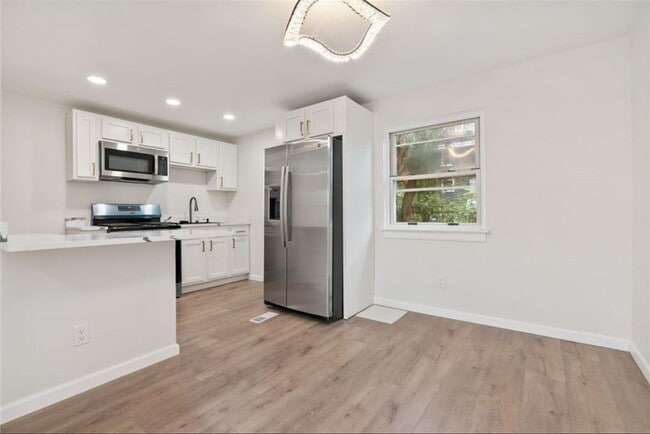 Building Photo - New 2 Bed/1 Bathroom Renovation in Swissvale!