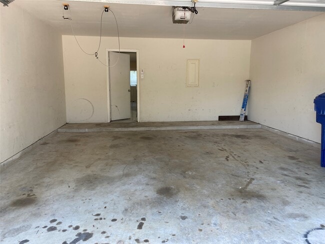 Building Photo - 17123 Oakwood Chase Dr