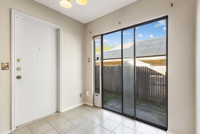 Building Photo - 3 Bedroom/2 Bath Applecreek Subdivision