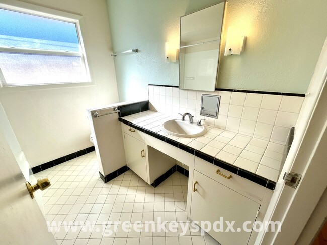 Building Photo - N Albina Duplex