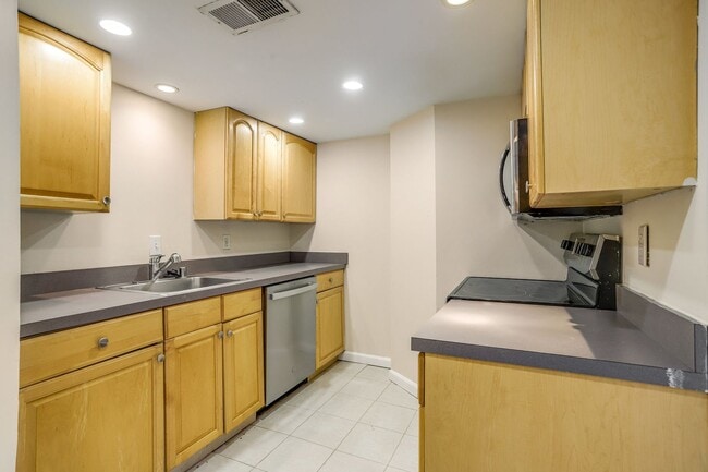 Building Photo - 1 Bedroom Meridian Hill Oasis - Between Ad...