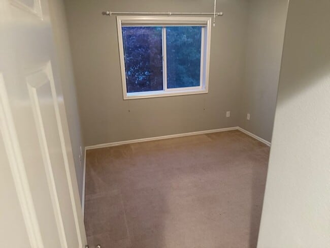 Building Photo - Quiet Neighborhood 4 bed + Office 2.5 Bath
