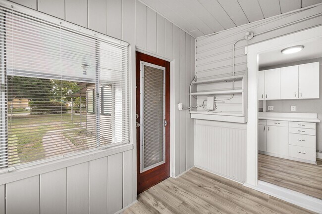 Building Photo - $25 Drive by & Apply for Beds 2 Bath House...