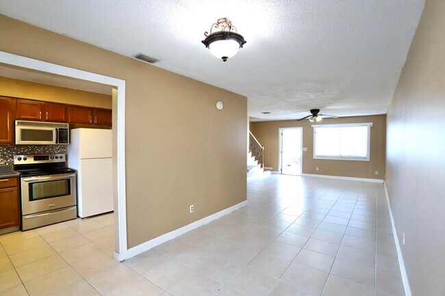 Building Photo - 2303 Seaside Dr