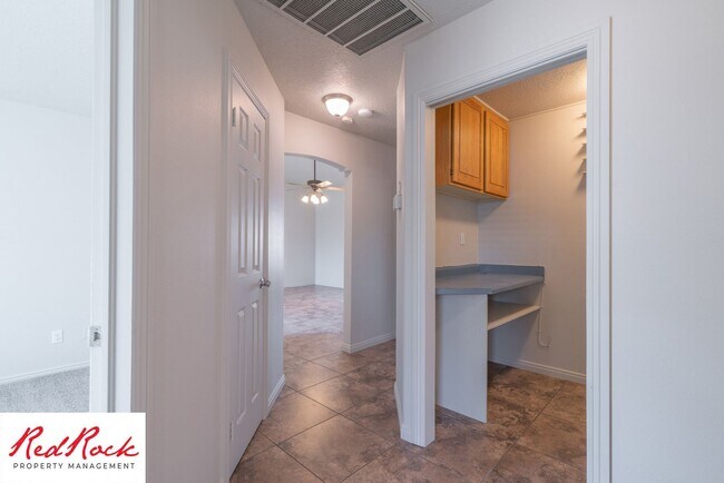 Building Photo - Spacious 3 Bedroom Single-Level Home in Bl...