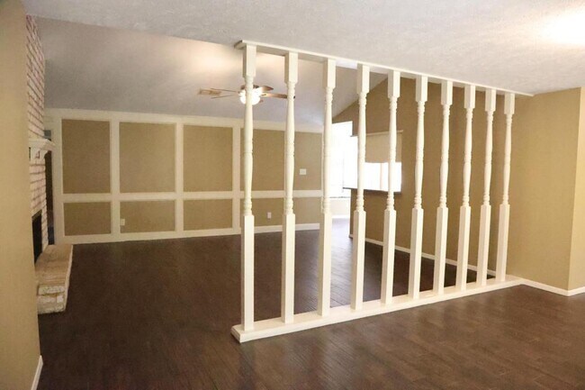 Building Photo - 2215 Silver Falls Dr