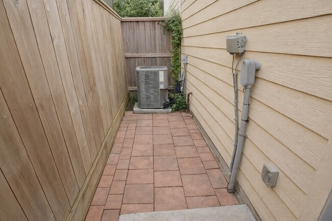 Building Photo - 2710 Hullsmith Dr