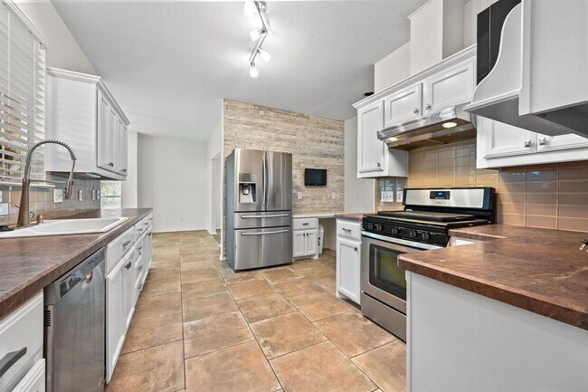 Building Photo - 201 Comanche Camp