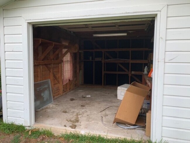 Building Photo - Lovely 3 bedroom 2 bath home