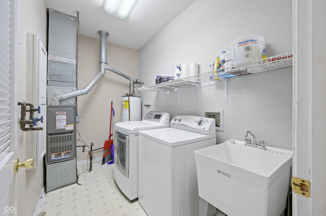 laundry room - 1038 Mustang Ct