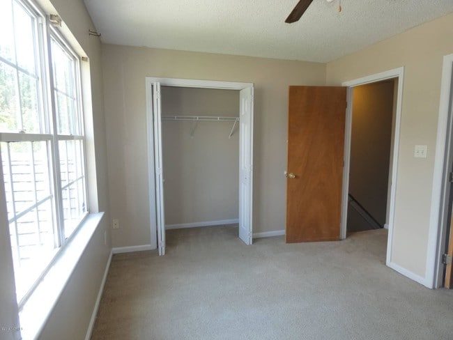Building Photo - 895 W Pueblo Dr