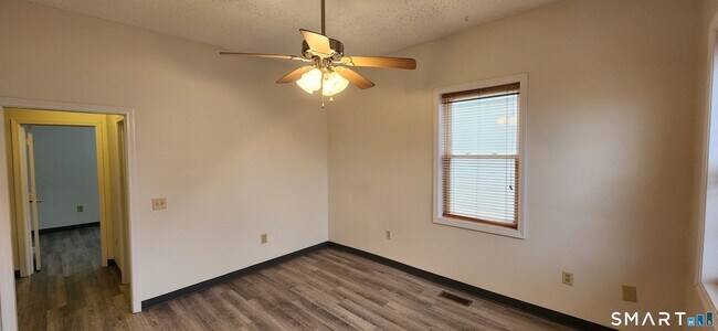 Building Photo - 24 Meadow St