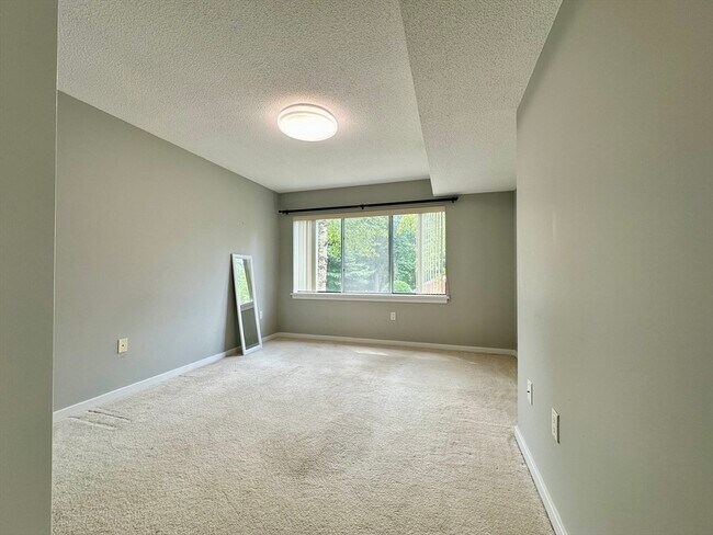 Building Photo - 100 Place Ln