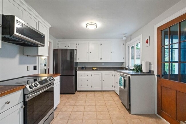 Building Photo - 27 1/2 Doro Pl