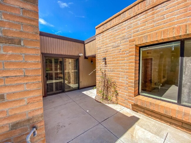 Building Photo - "Charming 2-Bed, 2-Bath Townhouse with Cozy Fireplace in Tucson's Scenic Sunrise Territory neighb...