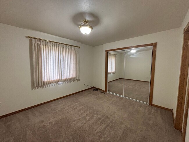 Building Photo - Beautiful 2 Bedroom 2 Bathroom Storage Galore!