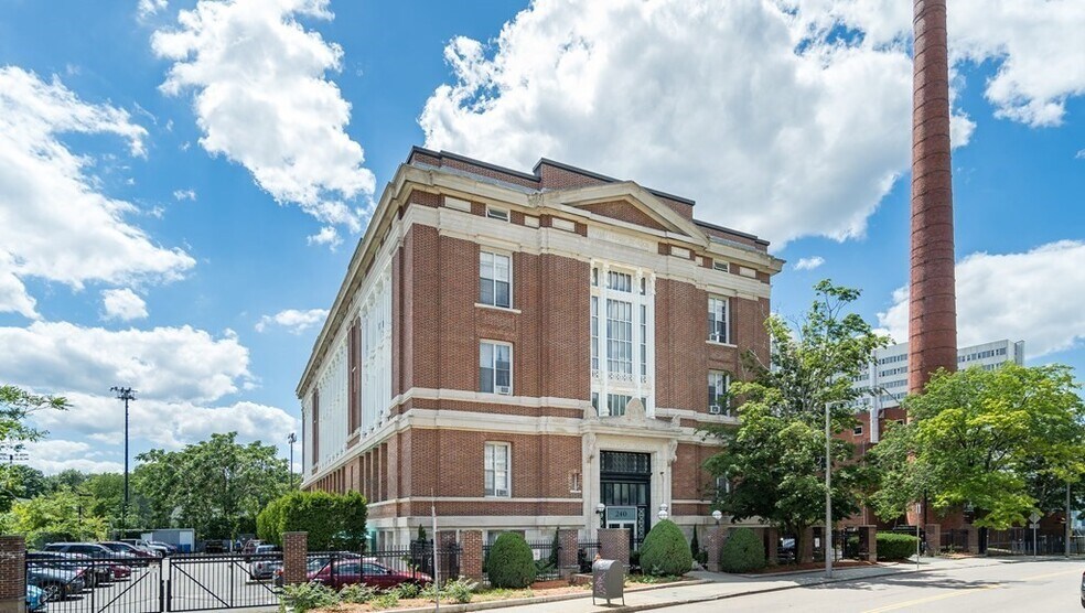 Building Photo - 240 Heath St
