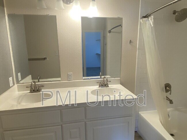 Building Photo - 3805 Oceanview Dr