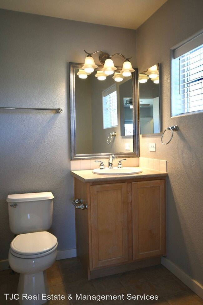 Building Photo - 2202 Valentia St