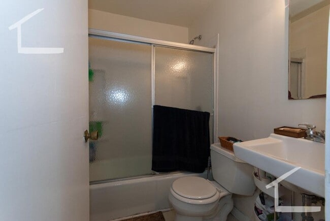 Building Photo - 6/1 No Fee! Charming 1BR plus office near Brookline Village