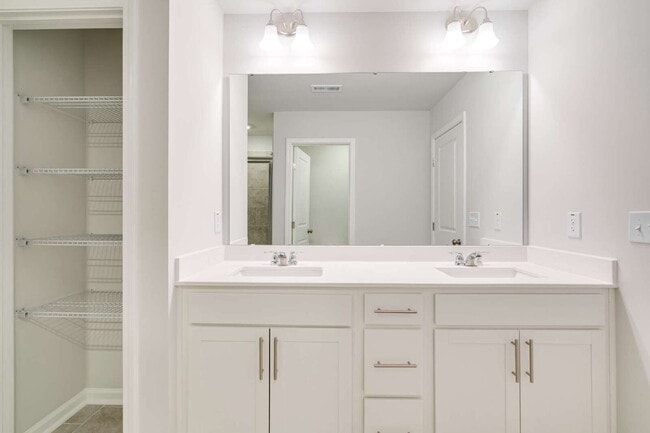 Building Photo - End-unit 3 bedroom townhome with Screened Porch!
