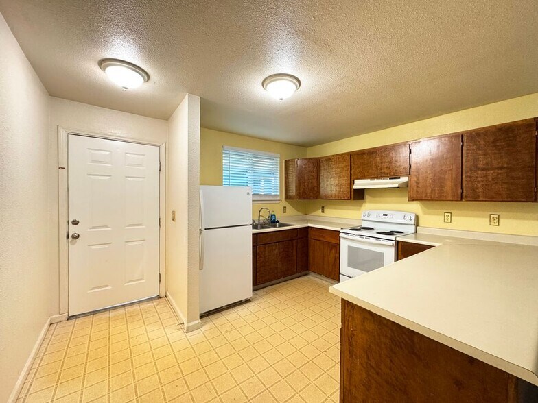 Building Photo - 2148 Primrose Dr