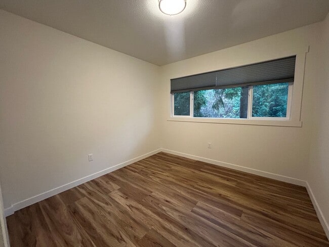 Building Photo - Updated 2bed/1bath Apartment in Prime Redmond Location!