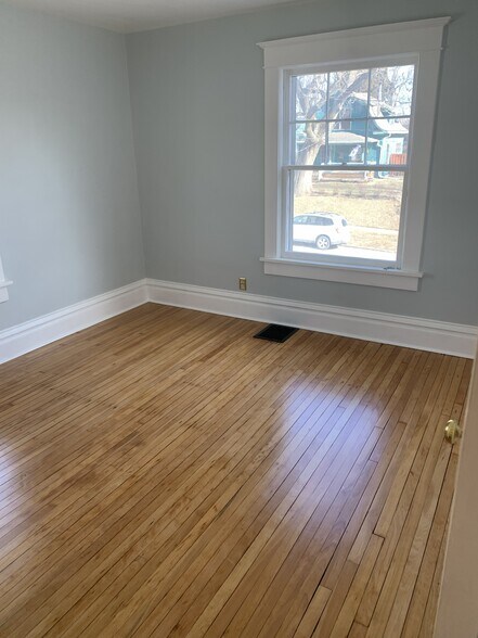 Building Photo - 628 37th St