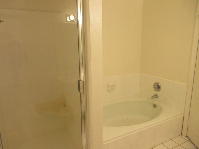 Building Photo - Beautiful Condo in the heart of Studio City