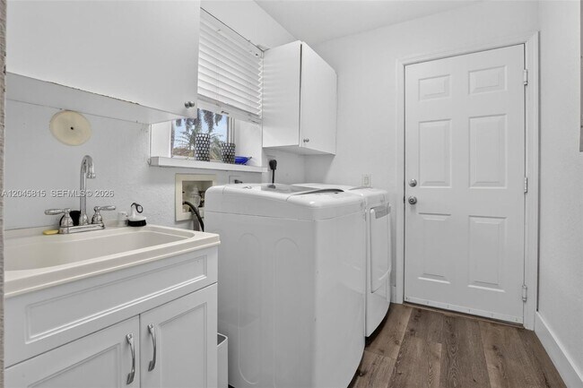 Building Photo - 981 Waterside Cir