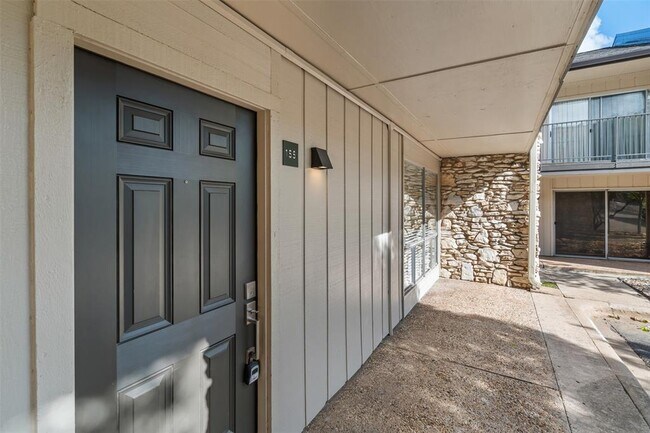 Building Photo - 500 E Riverside Dr