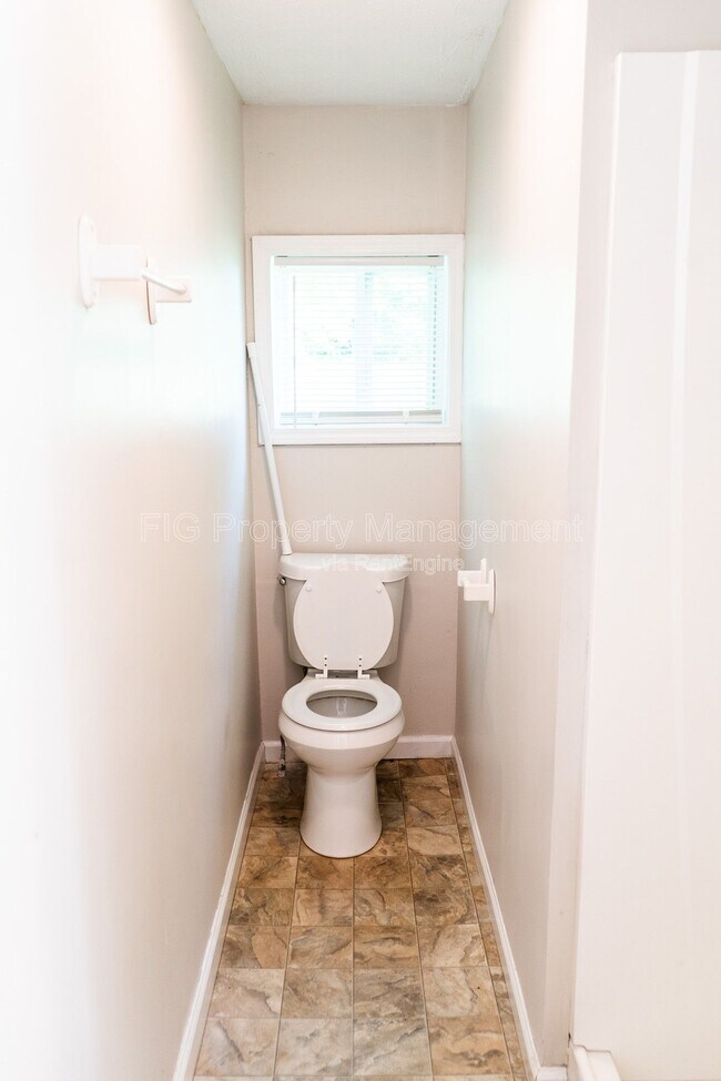 Building Photo - 1136 Valley Dr SW