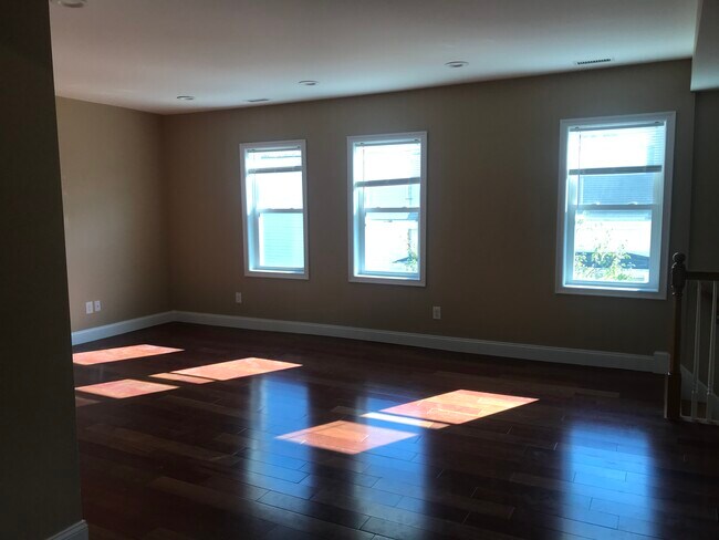 Building Photo - 35 Governor St