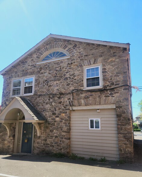 Building Photo - 15 W Oakland Ave