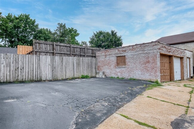 Building Photo - 8910 Gravois Rd
