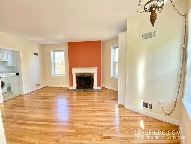 Building Photo - 840 New Hampshire Ave NW