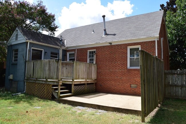 Building Photo - Nice Westend Brick home in the U of R area